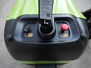 Chariot à palettes motorisé, capacité de charge 1 tonne, moteur DC, utilisation debout, pour usage extérieur sur chaussée, couleur vert et noir - Product Image 6