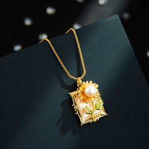 Gold Sunflower Pendant Necklace With Freshwater Pearl Flower Design Vintage Elegant Party Jewelry Zinc Alloy Chain - Product Image 4