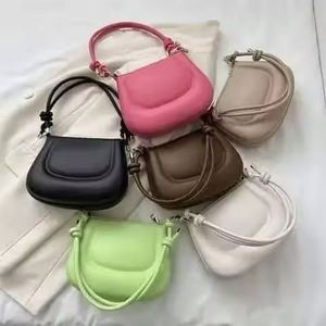 กระเป๋าผ้าเดนิมสีน้ำเงินลายทอแบบเรโทร แต่งพู่ลูกปัดไม้ สายสะพายไหล่ปรับได้ ใช้ได้หลากหลายแบบ ทั้งถือและสะพายข้าง - Product Image 1