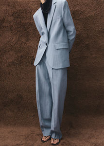 Blazer de Mujer Azul Claro con Rayas Finas, Cierre de un Botón, Solapa con Muescas, Bolsillos con Solapa y Corte Entallado – Ideal para la Oficina - Product Image 4