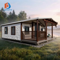 Cabane préfabriquée de luxe moderne à double ailes extensibles avec suite sanitaire pour séjour panoramique en montagne