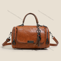 Tas Boston Kulit PU Vintage dengan Gantungan Rumbai, Tali Selempang yang Dapat Disesuaikan, Tas Bahu untuk Wanita, Ringan dan Praktis