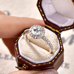 Anillos de compromiso de moissanita Toderi con certificación GRA, VVS1, color D, talla 1ct, elegantes, con halo oculto, diseño de engaste de púas en oro laminado de 14K - Product Image 3