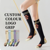 Chaussettes de sport personnalisées aux genoux pour femmes, à pois en coton, en silicone, avec poignée antidérapante, absorbant la sueur, taille jeune, fond avec logo pour le yoga et le pilates