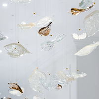 Lustre décoratif suspendu moderne en forme de feuille de verre Lustre en verre fait à la main pour salons luxueux.