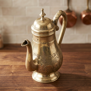 Pot à eau vintage en métal avec couvercle et poignée, design décoratif en relief - Product Image 3