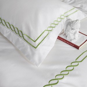 Parure <span class=keywords><strong>de</strong></span> lit 4 pièces en <span class=keywords><strong>coton</strong></span> pur 100% pour hôtel <span class=keywords><strong>de</strong></span> luxe, drap <span class=keywords><strong>de</strong></span> lit et housse <span class=keywords><strong>de</strong></span> <span class=keywords><strong>couette</strong></span> en satin blanc doux brodé, pour la maison et l'hôtellerie - Product Image 1