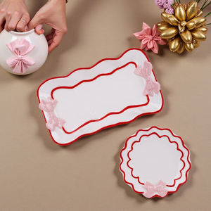 طبق حلوى أنيق من السيراميك من Redeco بحافة حمراء وفيونكة وردية، طقم أطباق سيراميك فاخر، أدوات مائدة لطيفة للاستخدام في الحفلات المنزلية - Product Image 2