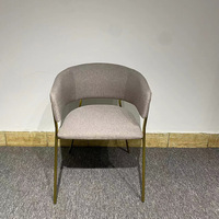 Chaise de négociation italienne de luxe Sac souple en tissu doré Dossier incurvé Accoudoir Design minimaliste pour salon Coffee Shop