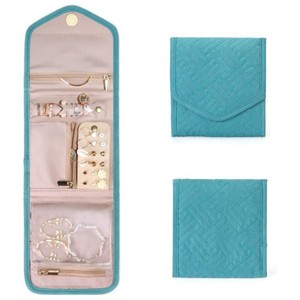 Pochette à bijoux au design matelassé tendance, qui ajoute une touche d'élégance à votre collection d'accessoires <span class=keywords><strong>tout</strong></span> en gardant les articles bien organisés - Product Image 3