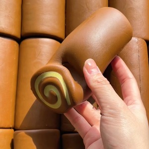 Jouet à presser en PU en forme de gâteau roulé au chocolat 10*5cm, super doux, simulation alimentaire, rebond lent, anti-stress, jouet de décompression souple - Product Image 1