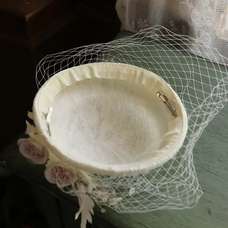 ผู้หญิงงานแต่งงานเจ้าสาวลูกไม้เย็บปักถักร้อยดอกไม้และเพิร์ล Phillbox ชุด Tea Fascinator หมวกผ้าคลุมหน้า