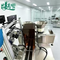 Machine de codage des bouchons intérieurs et extérieurs à alimentation automatique avec système de rejet par vision pour l'emballage des boissons
