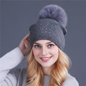 Gorro de Punto de Cachemira con Lentejuelas para Mujer, 6 Colores Disponibles, Listo para Enviar, Gorro de Invierno con Lentejuelas Brillantes y Bola de Pelo de Zorro - Product Image 6