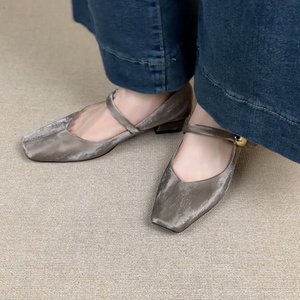 รองเท้าส้นสูงแฟชั่นเซ็กซี่สำหรับงานเลี้ยง ดีไซน์ส้นเหลี่ยม ปากตื้น หัวเหลี่ยม ประดับเลื่อม - Product Image 4