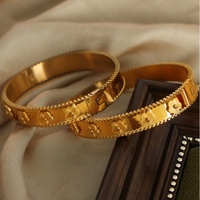 Bracelet jonc fleur en acier inoxydable plaqué or 18 carats, faible MOQ, prix usine, bijoux floraux classiques et simples pour la petite vente en gros