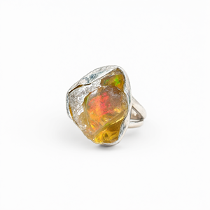 Bague en opale éthiopienne brute - Une fusion fascinante de la nature et de l'artisanat - Product Image 2