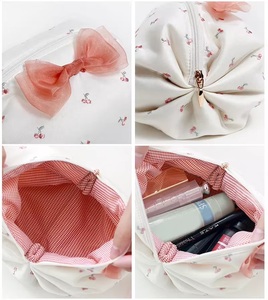 กระเป๋าเครื่องสำอางแฟชั่นปักรูปเปลือกหอยทำจากผ้าซาตินและหนังมีซิปขายส่งสำหรับการเดินทาง - Product Image 4
