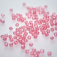 Hellrosa 4mm Facettierte Epoxidharz-Diamanten Umweltfreundliche Langlebige Doppelspitze Lose Perlen für Schmuckherstellung Stickerei DIY Handwerk