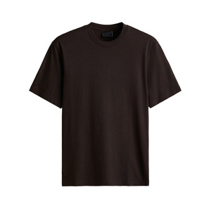 T-shirt léger pour homme avec tissu infroissable et matière à séchage rapide pour un confort en déplacement et une efficacité de rangement facile - Product Image 6
