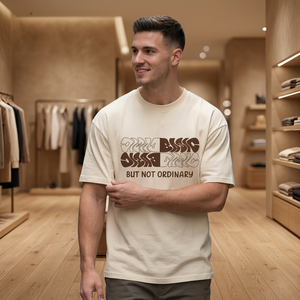เสื้อยืดแขนสั้นสีครีมสำหรับผู้ชาย พิมพ์ลายตัวอักษรสีน้ำตาล คอกลม ทรงลำลอง ใส่สบาย ผ้าฝ้ายเจอร์ซีย์ 100% ระบายอากาศได้ดี - Product Image 1