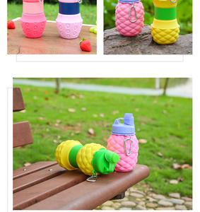 Botella de silicona plegable de fresa de dibujos animados lindo coctelera para niños adultos y niños al por mayor barata para corredores - Product Image 2