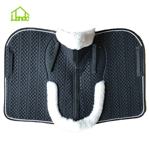 <span class=keywords><strong>Noir</strong></span> avec <span class=keywords><strong>tapis</strong></span> <span class=keywords><strong>de</strong></span> <span class=keywords><strong>selle</strong></span> <span class=keywords><strong>de</strong></span> cheval en peau <span class=keywords><strong>de</strong></span> mouton <span class=keywords><strong>de</strong></span> dressage <span class=keywords><strong>de</strong></span> tuyauterie blanche avec tuyauterie personnalisée pour produits équestres/<span class=keywords><strong>tapis</strong></span> <span class=keywords><strong>de</strong></span> <span class=keywords><strong>selle</strong></span> pour cheval - Product Image 2