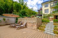 Terrasse en WPC personnalisée multi-tailles, imperméable et anti-moisissure, pour l'intimité du jardin et respectueuse de l'environnement