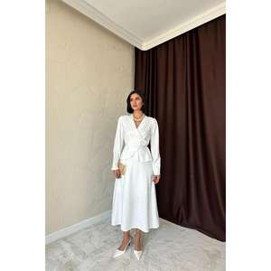 Elegante vestido blanco de manga larga con corte en A, detalle plisado y cremallera en la espalda para boda - Product Image 4