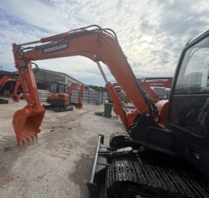 Mini excavadora Doosan DH55 usada y económica con motor original, sin fugas de aceite, buen rendimiento, ideal para renovación de jardines y casas. - Product Image 2