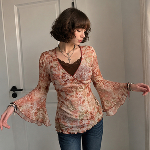 Top de mujer de corte ajustado y efecto adelgazante, estilo dos en uno, con cuello en V, bloques de color, estampado vintage, patchwork de encaje y manga acampanada, para principios de otoño. - Product Image 1