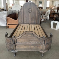 Lit double en chêne massif de style campagne française vintage, sculpté à la main, finition gris vieilli, pour chambre principale