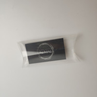 Boîte en papier personnalisée en forme d'oreiller avec fenêtre transparente en PVC et poignée en corde pour l'emballage