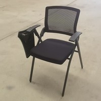 Chaise de conférence pliable robuste avec tablette intégrée, confortable pour une longue assise, idéale pour le bureau et la formation (vente en gros)