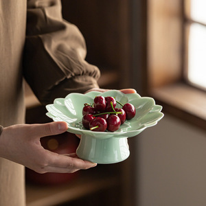 Assiette à fruits en céramique d'inspiration zen chinoise, forme de fleur, plat en porcelaine sur pied pour servir des collations lors de fêtes - Product Image 1