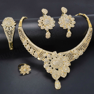 Juego de Joyería de Calidad Promocional con Baño de Oro de 14K y Circonita, Incluye Aretes, Anillo, Collar y Pulsera - Product Image 2