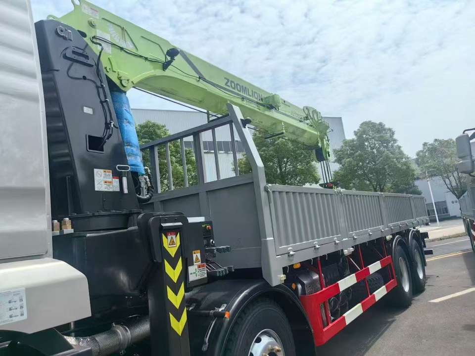 Zoomlion Rear 8-wheel Crane Truck Rear 8-wheel Mounted Crane ...