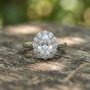 Anillo de Compromiso de Platino con Diamante de Corte Ovalado y Halo de Diamantes Cultivados en Laboratorio, Joyería Clásica para Mujer - Product Image 1