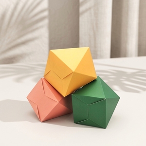 Juego de Cajas Triangulares Facetadas en Dorado, Amarillo Coral, Verde Bosque, para Exhibición de Joyería, Venta al Por Mayor - Product Image 3