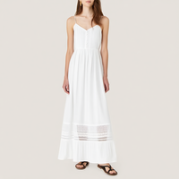 Robe longue évasée blanche pour femme, style bohème et de villégiature, personnalisée, à bretelles spaghetti, col en V, devant boutonné, taille smockée, avec garniture à découpes ajourées et coupe trapèze