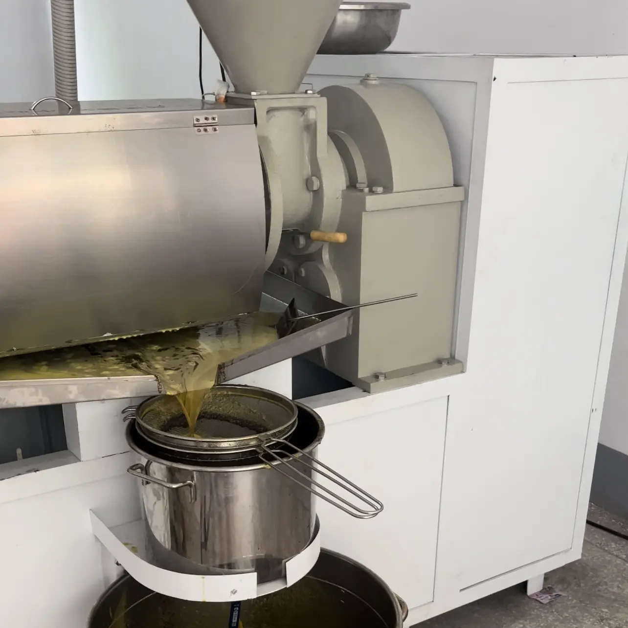 Prix bas haute qualité 5.5kw 100 kg/H automatique tournesol presse à froid huile Machine olive noyau huile filtre presse Machine