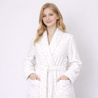 Robe en polaire à imprimé floral rose pour femmes, peignoir doux et chaud à manches longues avec poches, idéal pour l'hiver et le spa