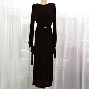 La robe d'<span class=keywords><strong>é</strong></span>t<span class=keywords><strong>é</strong></span> de la dame est <span class=keywords><strong>é</strong></span>l<span class=keywords><strong>é</strong></span>gante et unique, avec une taille brillante. C'est une robe de soir<span class=keywords><strong>é</strong></span>e à la mode. - Product Image 2