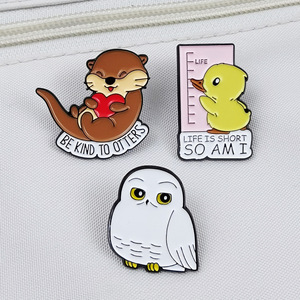Broche Criativo Estilo Inglês com Desenho de Pequenos Animais: Imagem Fofa de Lontra e Águia, Emblema Decorativo para Mochila - Product Image 3
