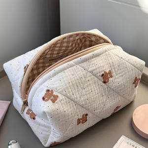 <span class=keywords><strong>กระเป๋า</strong></span>เครื่องสำอาง<span class=keywords><strong>ปัก</strong></span><span class=keywords><strong>ลาย</strong></span><span class=keywords><strong>ดอกไม้</strong></span>สีชมพูน่ารักแบบสั่งทำพิเศษ <span class=keywords><strong>กระเป๋า</strong></span>ใส่เครื่องสำอางแบบ Coquette พร้อมผ้าเช็ดตัวและซับในลายตาราง - Product Image 6