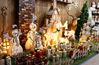 Animiertes LED-beleuchtetes Weihnachtsdorf mit beweglichem Weihnachtsmann-Schlitten und Rentieren, Tischdekoration aus Kunstharz für Zuhause und Feiertage