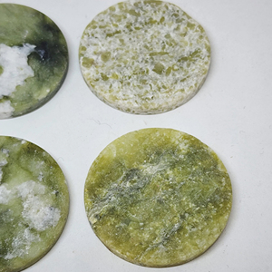 Venta al por mayor de piezas redondas de jade Xiuyan [boho] de gran demanda, cristal, atracción de la riqueza, piedra decorativa, virutas de piedra en bruto talladas - Product Image 3