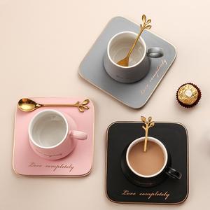 Tasse à café latte en céramique avec anse ronde et bord doré, design dernier cri, avec soucoupe carrée – Tasses et soucoupes à thé - Product Image 2