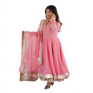 Elegante traje de tres piezas Anarkali reversible de diseñador para mujer, con organza Tabby, seda romana, encaje Gotta Patti y trabajo manual original con efecto espejo. - Product Image 1