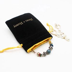 Pochette en velours brun foncé avec cordon de serrage et logo personnalisé en relief pour le rangement de bijoux, montres et lunettes - Emballage cadeau avec échantillons gratuits - Product Image 2